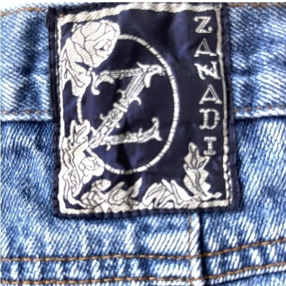 VINTAGE Zanadi Lightwash Denim Mom Shorts w/ Button Fly & Distressed Hem - Picture 3 of 3